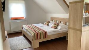 1 dormitorio con cama y ventana en Stodola, en Albrechtice v Jizerských horách