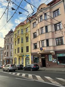 żółty budynek po stronie ulicy w obiekcie Apartman Centrum 402 w Uściu nad Łabą