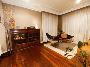 A seating area at HHC - Holidays House Compostela