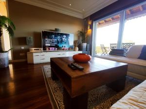 A television and/or entertainment centre at HHC - Holidays House Compostela