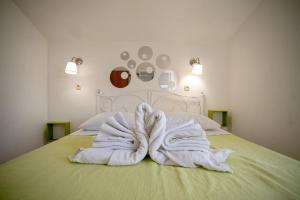 een stapel handdoeken bovenop een bed bij Apartment Josipa in Grebaštica