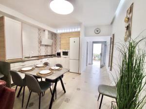 A kitchen or kitchenette at Bungaló Santa Ana