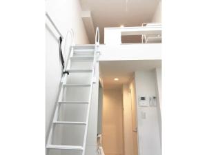 - une échelle menant à un lit superposé dans un dortoir dans l'établissement KIKO HOUSE - Vacation STAY 42460v, à Tokyo