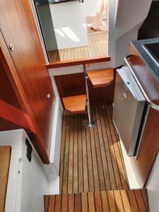 z widokiem na kuchnię z drewnianą podłogą w obiekcie Jacht elektryczny bez patentu w Solinie