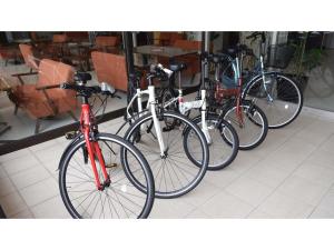 un grupo de bicicletas estacionadas frente a una tienda en Hotel RESH Tottori Ekimae - Vacation STAY 47404v, en Tottori