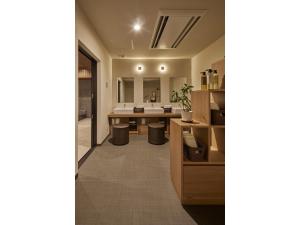 Hotel RESH Tottori Ekimae - Vacation STAY 47361v في توتوري: حمام مع حوض ومرآة كبيرة