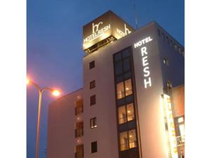 um edifício de hotel com uma placa em cima em Hotel RESH Tottori Ekimae - Vacation STAY 47411v em Tottori