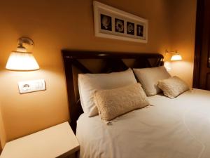 A bed or beds in a room at HHC - Holidays House Compostela