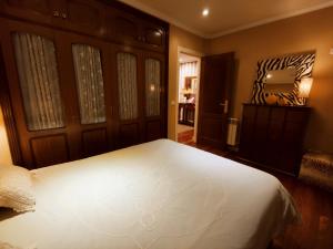 A bed or beds in a room at HHC - Holidays House Compostela