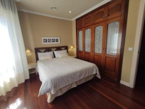 A bed or beds in a room at HHC - Holidays House Compostela