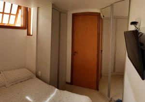 เตียงในห้องที่ PRAIA DO FORTE ! Vilage de 80 m2 a 600 metros da vila