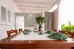stół jadalny z miskami na górze w obiekcie Villa Marisa Holiday Home w mieście Punta Prosciutto +34 zdjęcia