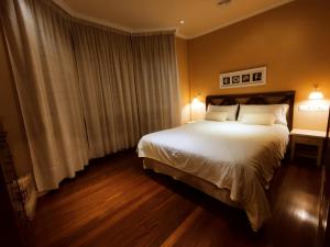 A bed or beds in a room at HHC - Holidays House Compostela