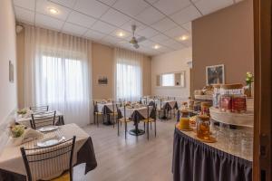 Restorāns vai citas vietas, kur ieturēt maltīti, naktsmītnē La Mimosa Lazise