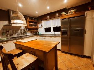 A kitchen or kitchenette at HHC - Holidays House Compostela