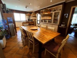 A kitchen or kitchenette at HHC - Holidays House Compostela