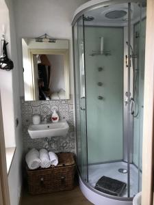 A bathroom at Il Gelsomino