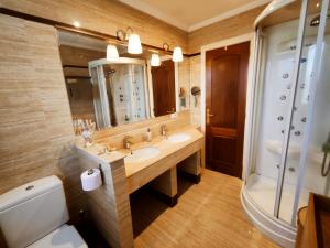 A bathroom at HHC - Holidays House Compostela
