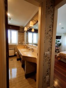 A bathroom at HHC - Holidays House Compostela