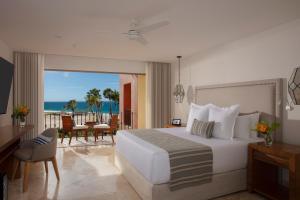 een slaapkamer met een bed en uitzicht op de oceaan bij Zoetry Casa del Mar Los Cabos in Cabo San Lucas +93 foto's