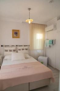 Кровать или кровати в номере Nil House Ayvalık