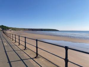 - Vistas a una playa con valla y al océano en Apartment 8 The Landings, en Filey 1 foto más