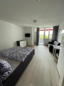 ein Schlafzimmer mit einem Bett und ein Wohnzimmer in der Unterkunft Ferienwohnung Messmer in Konstanz