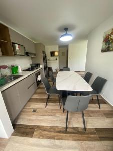 - une cuisine et une salle à manger avec une table et des chaises dans l'établissement Suite - Luxury Jama Manabí, à Jama