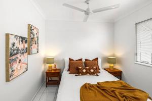 Ένα ή περισσότερα κρεβάτια σε δωμάτιο στο The Flirty Flamingo - Two bedroom seaside Condo