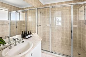 Ένα μπάνιο στο The Flirty Flamingo - Two bedroom seaside Condo +4 φωτογραφίες