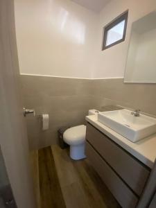 La salle de bains est pourvue d'un lavabo, de toilettes et d'un miroir. dans l'établissement Suite - Luxury Jama Manabí, à Jama