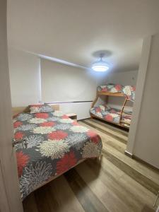 - une chambre avec un lit et des lits superposés dans l'établissement Suite - Luxury Jama Manabí, à Jama
