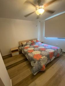 - une chambre avec un lit et un ventilateur de plafond dans l'établissement Suite - Luxury Jama Manabí, à Jama