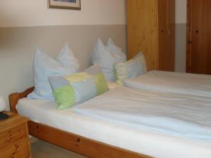 Ein Bett oder Betten in einem Zimmer der Unterkunft Dowis-Hof