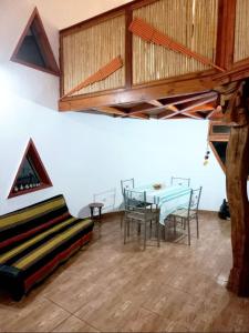 Habitación con mesa, sillas y sofá en Hermoso Domo ECOconstruido, en San Pedro de Atacama