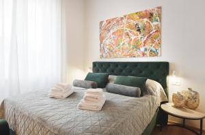 Giường trong phòng chung tại Emi Luxury Apartments