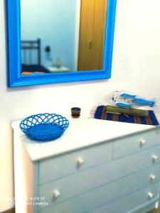 トラッペートにあるMelogranoの鏡と青い鉢付きドレッサー