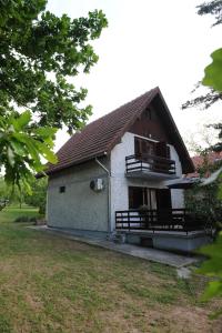 Vikend-kuca Vevericji Kraj في فرانيك: منزل صغير مع شرفة وساحة
