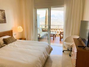 Postel nebo postele na pokoji v ubytování Beautiful luxurious 2 bedroom apartment with a breathtaking view at La Cala Golf + 29 fotografií