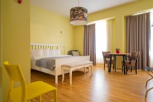 um quarto com uma cama, uma mesa e cadeiras em Paon Boutique Apartments em Zagreb