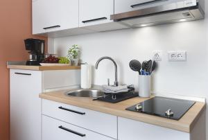 A kitchen or kitchenette at Emi Luxury Apartments