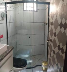 y baño con ducha, aseo y lavamanos. en Flat & Residence Premium - Apês mobiliados e bem equipados en Campo Grande