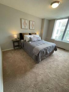 Säng eller sängar i ett rum på Trendy and Adaptable Accommodation in Crystal City