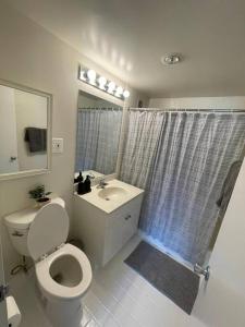 Bathroom sa Trendy and Adaptable Accommodation in Crystal City