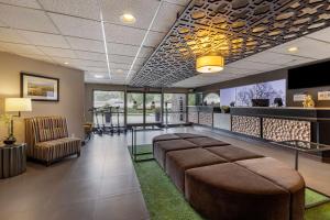 a waiting room with a couch and a table at Best Western Plus Thousand Oaks Inn in Thousand Oaks