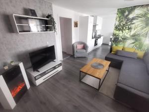 sala de estar con sofá y chimenea en Ferienwohnung Rotheneder- Rupp, en Niederndorf