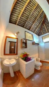 Hosteria Cumilinche في سيم: حمام مع حوض ومرحاض ومرآة