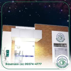 eine Schachtel mit einem Bild eines Hauses in der Unterkunft Pousada Santos in Parintins