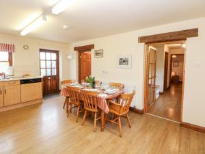 een keuken en eetkamer met een tafel en stoelen bij Croft House in Ashbourne