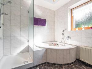 un bagno con vasca, lavandino e doccia di Haus Kienast a Pfons Altre 20 foto